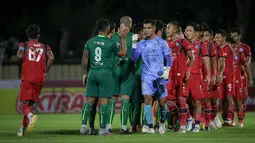 Para pemain Persebaya Surabaya dan Arema FC bersalaman sebelum dimulainya laga lanjutan pekan ke-33 BRI Liga 1 2022/2023 di Stadion PTIK, Jakarta, Selasa (11/04/2023). (Bola.com/Bagaskara Lazuardi)
