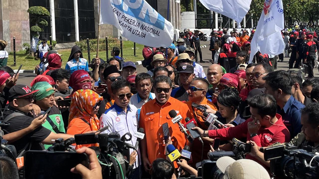 VIDEO:  Demo Besar besaran Ribuan Buruh Kepung DPR & Istana 28 Agustus, Gelorakan Gerakan Hostum!