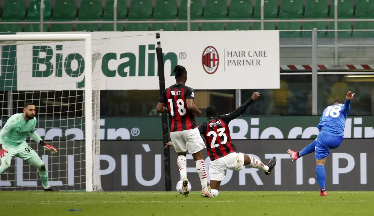 Striker Sassuolo, Giacomo Raspadori (kanan) melepaskan tendangan yang berbuah gol kedua timnya ke gawang AC Milan dalam laga lanjutan Liga Italia 2020/2021 pekan ke-32 di San Siro Stadium, Milan, Rabu (21/4/2021). Sassuolo menang 2-1 atas AC Milan. (AP/Antonio Calanni)