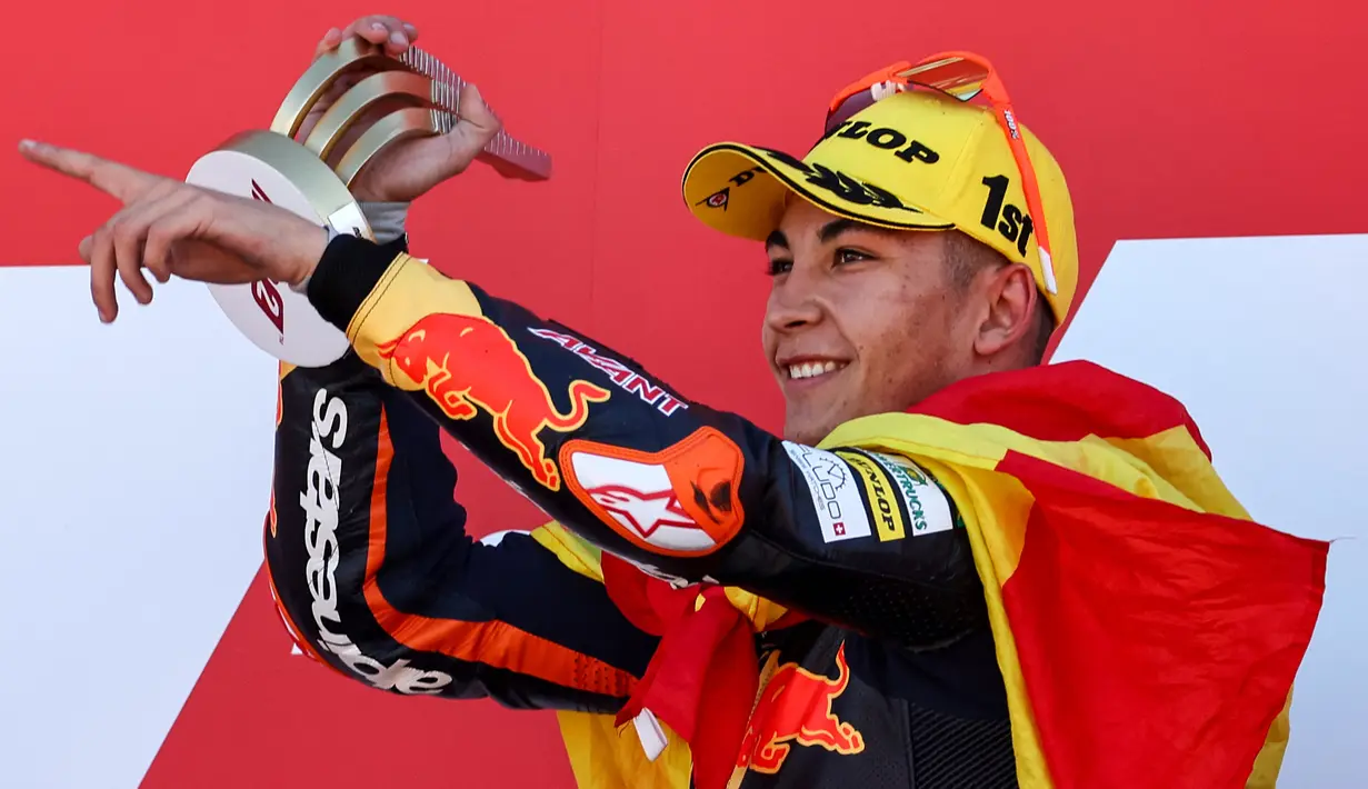 Raul Fernandez. Pembalap Spanyol berusia 21 tahun ini akan menjadi rekan Remy Gardner di tim KTM Tech3. Musim lalu di Moto2 pun mereka juga rekan setim di Red Bull KTM Ajo. Mengoleksi 8 kali juara, ia menempati posisi kedua Moto2 musim lalu akibat 3 kali mengalami gagal finis. (AFP/Jose Jordan)