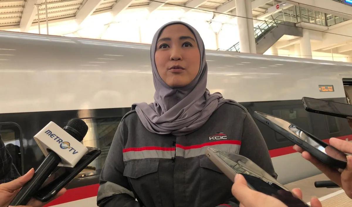Eva mengatakan, selama menunggu di hall Stasiun Padalarang KCIC juga memberikan snack serta minuman kepada penumpang tersebut.<br>