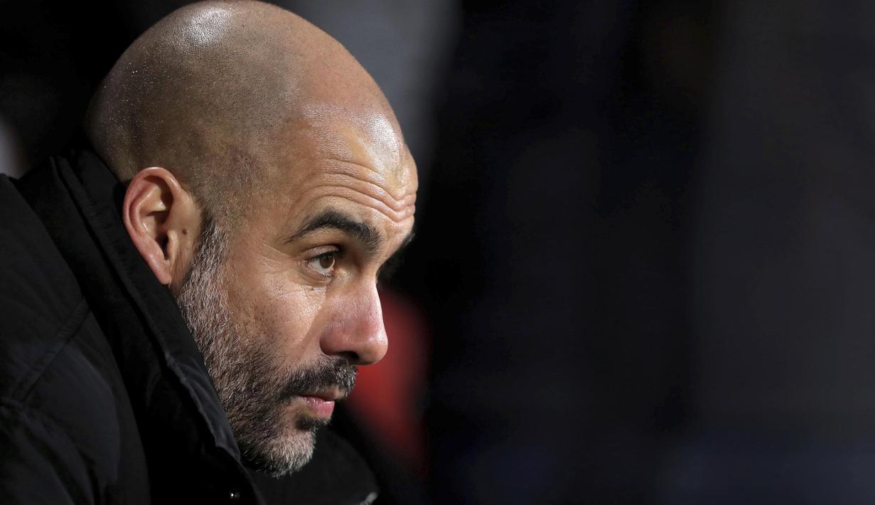 Ekspresi pelatih Manchester City, Pep Guardiola saat menyaksikan timnya melawan AFC Bournemouth pada lanjutan Premier League di Vitality Stadium, Bournemouth, (13/2/2017). Manchester City menang 2-0. (Andrew Matthews/PA via AP)