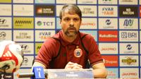 Pelatih Persija Jakarta, Mauricio Souza dalam sesi konferensi pers jelang laga melawan Persis Solo di Stadion Utama Gelora Bung Karno, Jakarta, Minggu (26/4/2026). (Bola.com/Abdul Aziz)