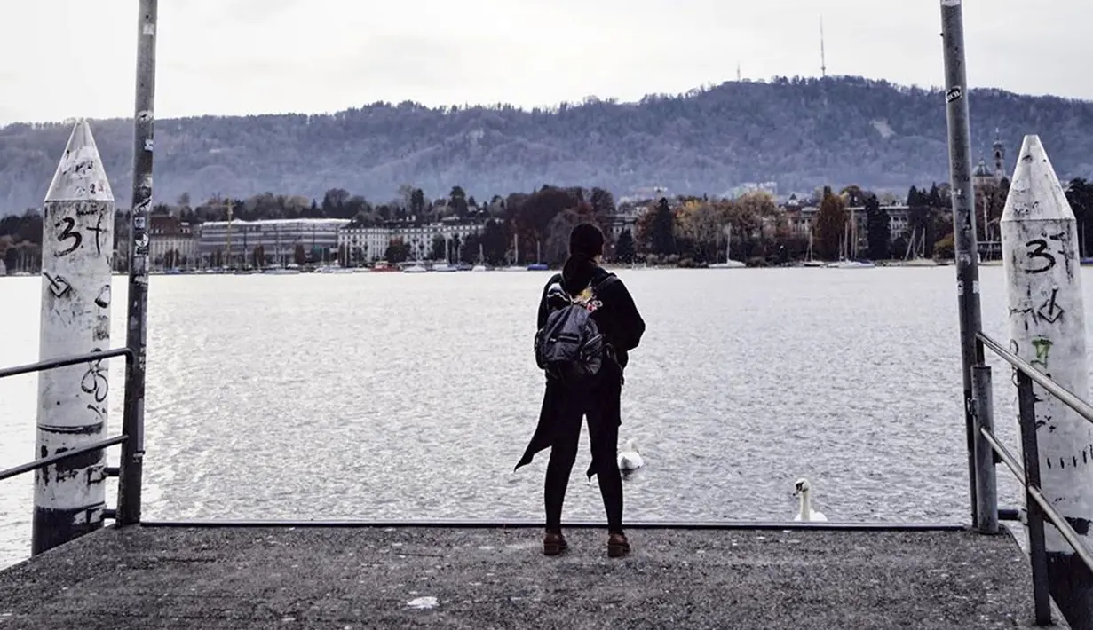 Selama di Swiss ia berkeliling di sejumlah kota yang kerap didatangi oleh wisatawan. Sesekali ia pun mengambil foto untuk mengabadikan momen perjalanannya tersebut. (Liputan6.com/IG/ayushita)