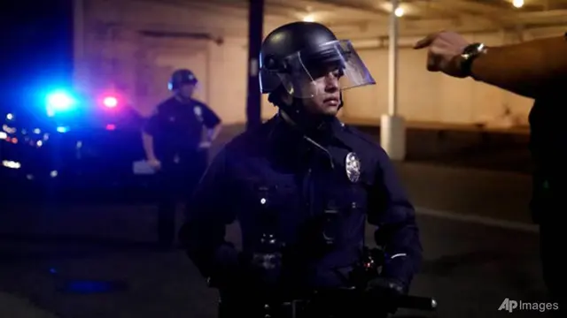 Seorang pengunjuk rasa menunjuk seorang pejabat polisi pada Hari Pemilihan pada 3 November 2020, di Los Angeles. (Foto: AP / Jae C Hong)