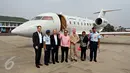 Menko Kemaritiman Rizal Ramli bersama Menteri Kelautan dan Perikanan Susi Pudjiastuti bersiap menaiki pesawat Boeing Maritime Surveillance Aircraft (MSA) N614BA di Lanud Halim Perdanakusuma, Jakarta, Rabu (4/11). (Liputan6.com/Immanuel Antonius)