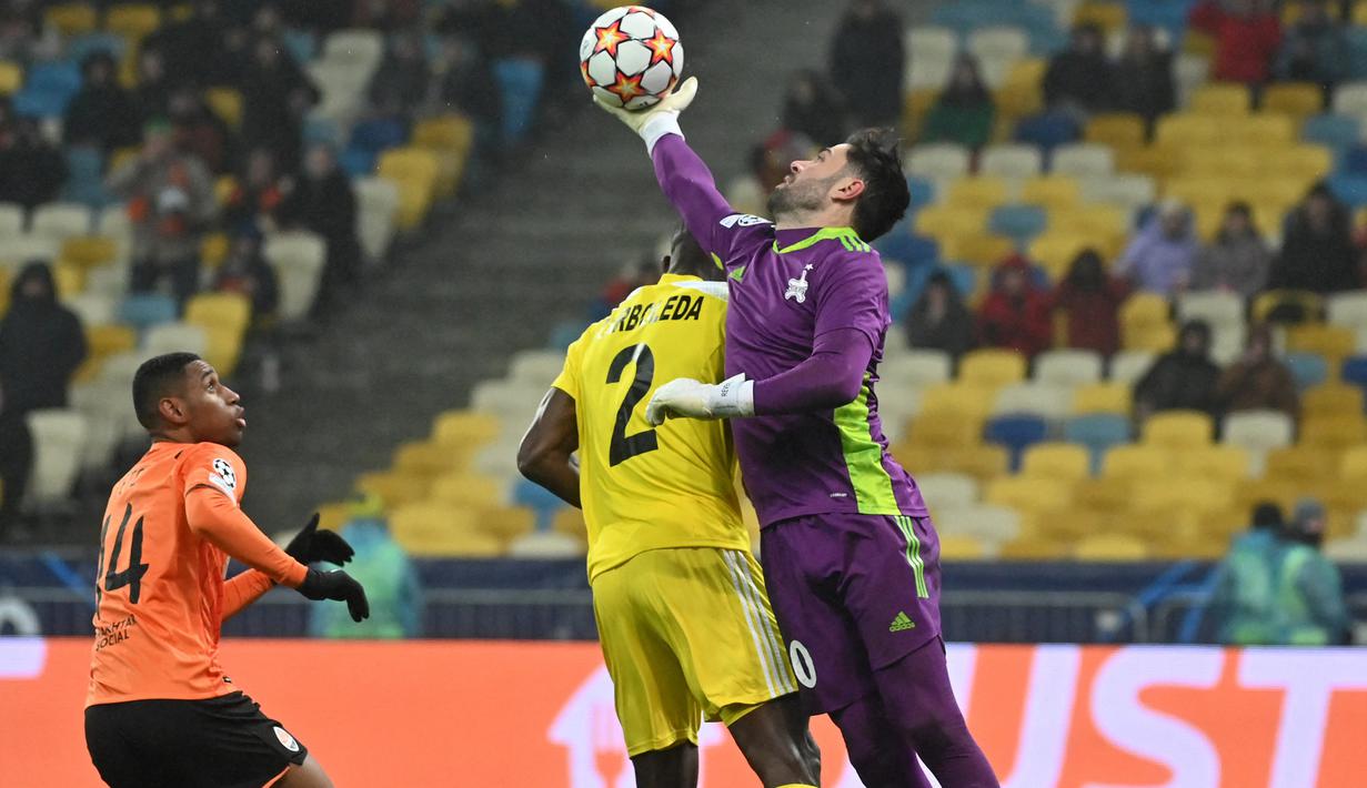 Georgios Athanasiadis. Kiper Yunani berusia 29 tahun yang baru 1 musim memperkuat FC Sheriff Tiraspol sejak didatangkan dengan status pinjaman dari AEK Athens pada awal musim 2021/2022 ini menjadi kiper dengan jumlah penyelamatan terbanyak keempat di Liga Champions musim 2021/2022. Ia total membuat 29 saves dari total 5 laga di fase grup. Sempat membut kejutan di dua matchday awal, FC Sheriff Tiraspol sendiri akhirnya finis di posisi ketiga Grup A di bawah Real Madrid dan Inter Milan serta di atas Shakhtar Donetsk. (AFP/Genya Savilov)