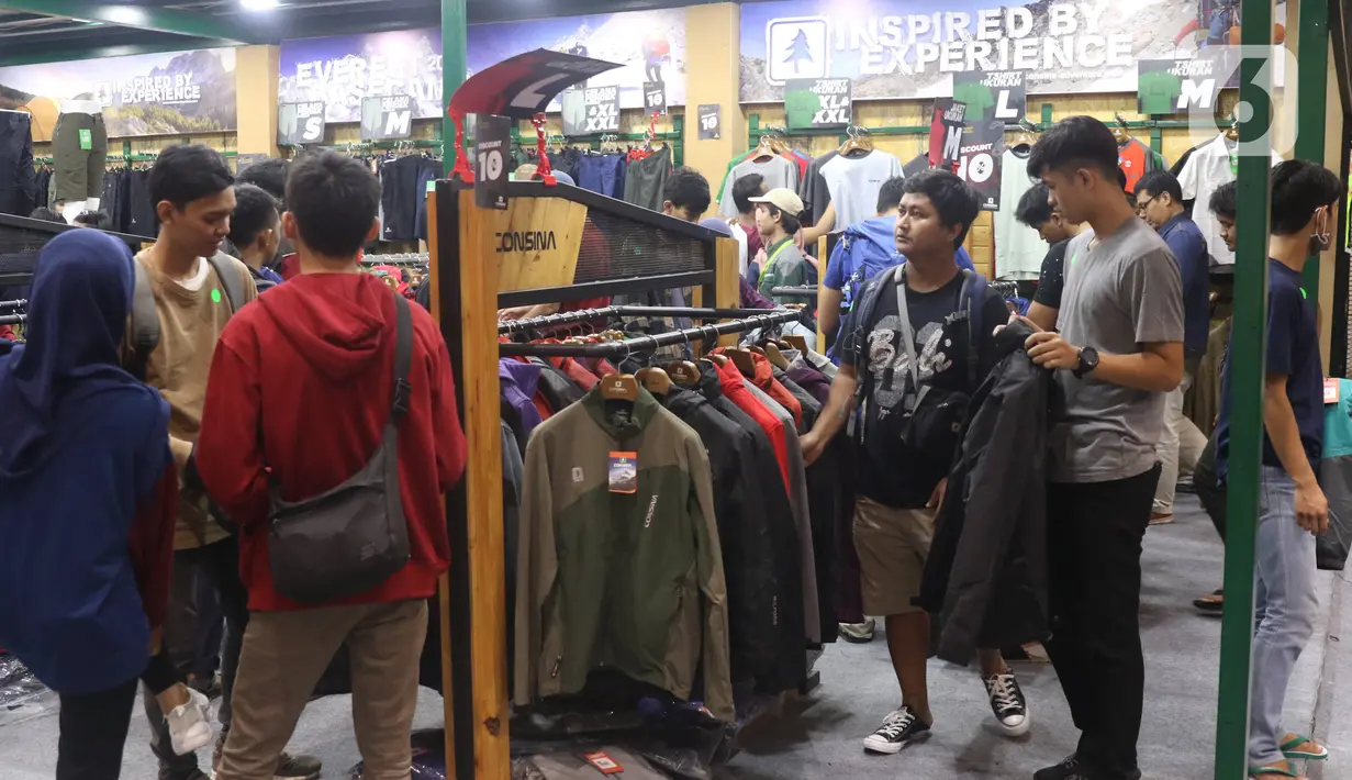 Pengunjung memadati area pameran produk kegiatan luar ruang Indonesia Outdoor Festival (Indofest) 2020 di JCC Senayan, Jakarta, Kamis (12/3/2020). Pameran hingga 15 Maret 2020 itu menampilkan berbagai macam produk kegiatan luar ruang dengan berbagai merek dengan diskon. (Liputan6.com/Angga Yuniar)