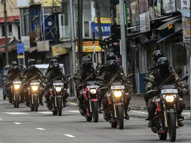 Tentara Sri Lanka dengan sepeda motor berpatroli di sepanjang jalan saat negara itu bersiap untuk lockdown di Kolombo, Selasa (25/5/2021). Sri Lanka bersiap menerapkan lockdown ketat selama dua minggu untuk menekan penyebaran corona Covid-19. (ISHARA S. KODIKARA / AFP)