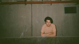 Mengenakan kemeja lengan pendek warna bangbang dengan rambut sedikit gondrong, Endy Arfian melipat tangan lalu menyandarkannya di tembok yang mengelilingi lantai. Sorot matanya tajam ke arah kamera. Tak ada status teks panjang lebar. Ia menyematkan emotikon hati hitam seolah statement bahwa sang aktor mencintai pekerjaannya. (Foto: Dok. Instagram @endyarfian22)