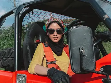 Sebelumnya dikenal sebagai presenter acara petualangan, Claresta Taufan kerap unggah momen saat jalan-jalan ke berbagai wilayah Indonesia. Ia pun kerap tampil layaknya seorang bagpacket dan tampil menawan. (Liputan6.com/IG/@clarestaufan)