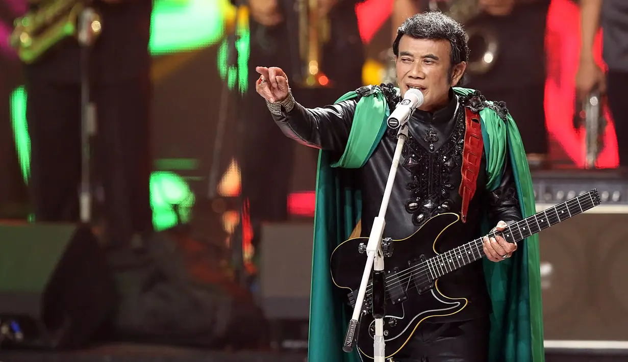 Selain menerima penghargaan Rhoma Irama juga meramaikan malam puncak Indonesian Dangdut Award 2017, yang berlangsung di studio 6 Emtek City, Daan Mogot, Jakarta Barat, Jumat (13/10/2017) malam. (Bambang E. Ros/Bintang.com)