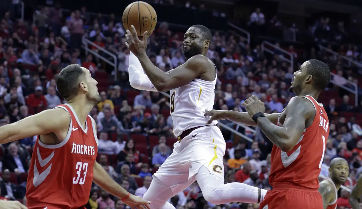Aksi pemain Cleveland Cavaliers, Dwyane Wade (tengah) mencoba melakukan umpan melewati adangan pemain Houston Rockets pada laga NBA basketball game di Toyota Center, Houtson, (9/11/2017). Houtson menang  atas Cavs 117-113. (AP/Michael Wyke)