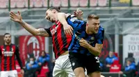 Penyerang AC Milan, Zlatan Ibrahimovic berduel dengan pemain Inter Milan, Milan Skriniar, Minggu (21/2/2021). (AP Photo/Antonio Calanni)