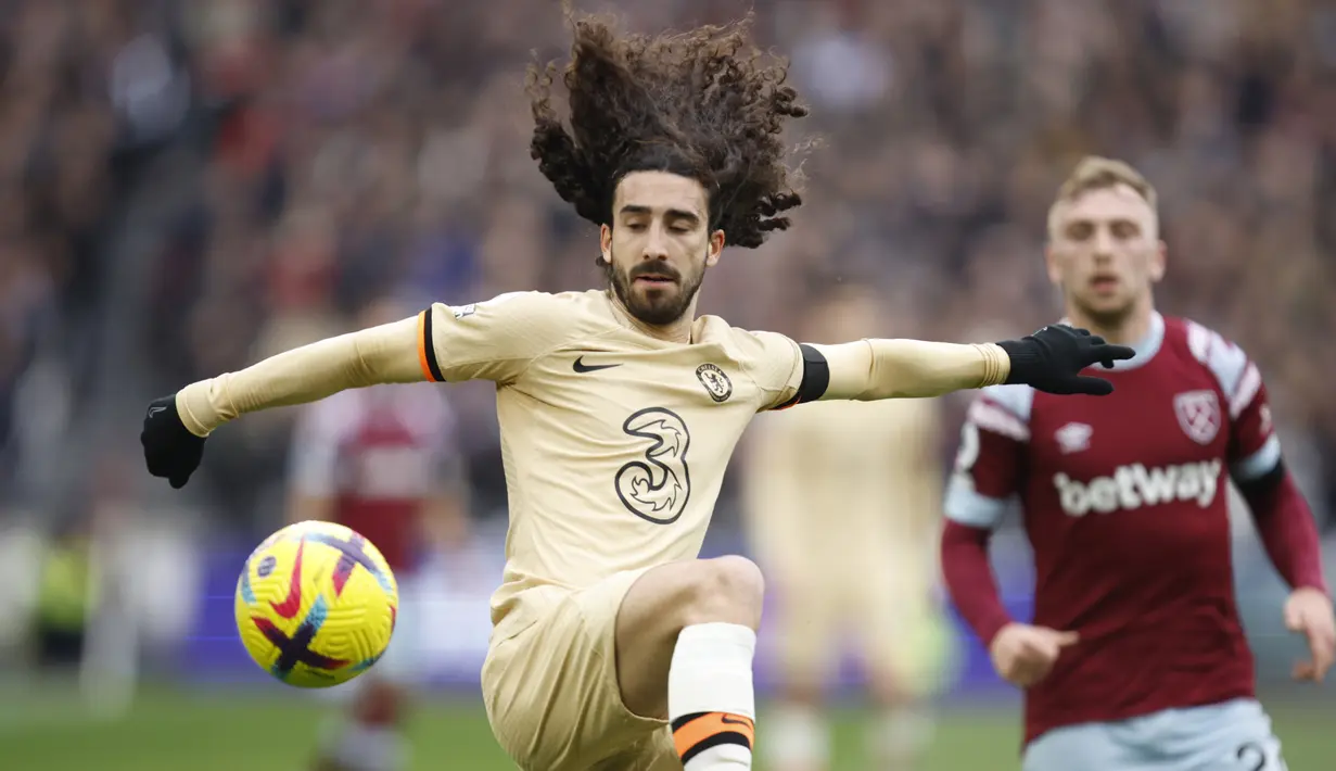 Pemain Chelsea, Marc Cucurella, berusaha mengontrol bola saat melawan West Ham United pada laga Liga Inggris di Stadion Olimpiade, London (11/2/2023). Hasil itu membuat Chelsea tetap bertahan di peringkat sembilan klasemen sementara Liga Premier Inggris dengan 31 poin dari 22 laga. (AP Photo/David Cliff)