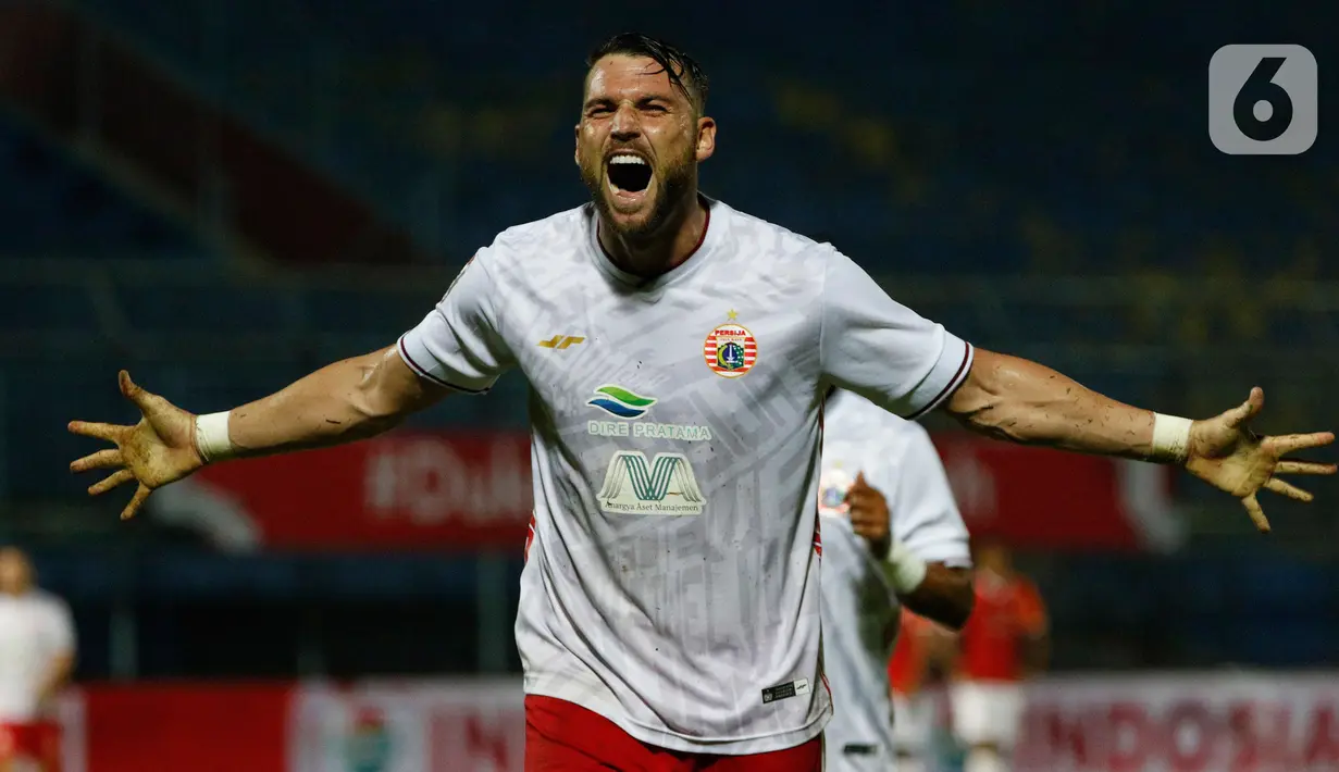 Penyerang Persija Jakarta, Marko Simic berselebrasi usai mencetak gol ke gawang Borneo FC Samarinda dalam pertandingan Babak Penyisihan Grup B Piala Menpora 2021 di Stadion Kanjuruhan, Malang, Sabtu (27/3/2021). Persija menang telak atas Borneo FC Samarinda 4-0. (Bola.com/Ikhwan Yanuar)