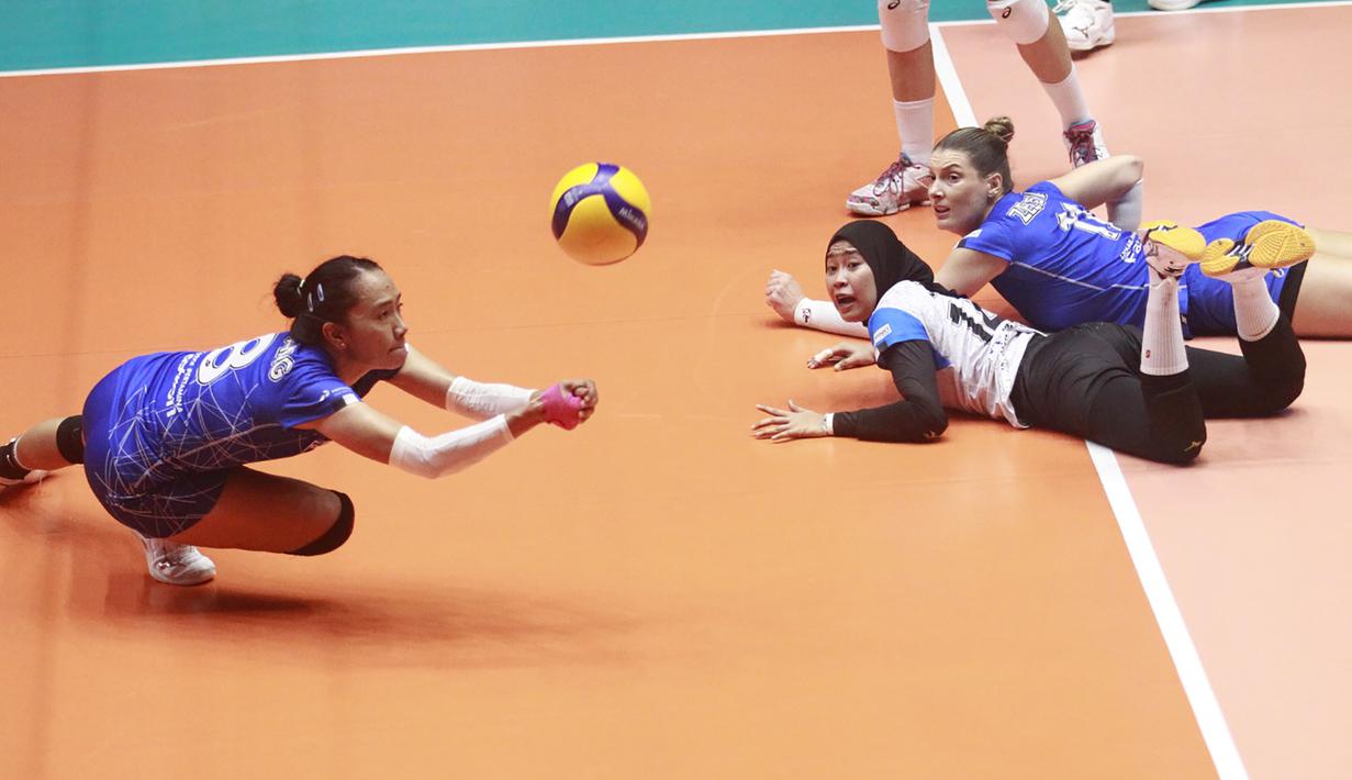 Pemain Jakarta Pertamina Fastron, Komang Bumi Rekta (kiri) berusaha mengembalikan bola saat menghadapi Gresik Petrokimia Pupuk Indonesia pada laga Final Four Proliga 2023 di GOR Tri Dharma, Gresik, Jawa Timur, Jumat (24/2/2023). Jakarta Pertamina Fastron kalah 1-3 (25-23, 14-25, 19-25 dan 19-25). (Dok. Proliga 2023)