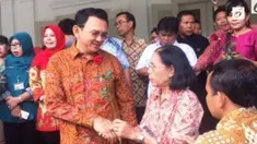 Gubernur DKI Jakarta Basuki Tjahaja Purnama tidak dapat melarang warga dan karangan bunga yang dikirimkan pendukungnya ke Balai Kota. Ia menampik isu yang menyebutkan bahwa dirinya-lah yang meminta warga untuk datang dan mengirim bunga.