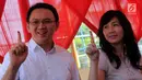 Basuki Tjahaja Purnama (Ahok) bersama Veronica Tan ketika pencoblosan Pilkada DKI Jakarta pada 19 April 2017. Saat perayaan hari pernikahan ke-20 tahun pada 6 September 2017 lalu, Ahok  menulis sepucuk surat untuk Veronica. (Liputan6.com/Gempur M Surya)