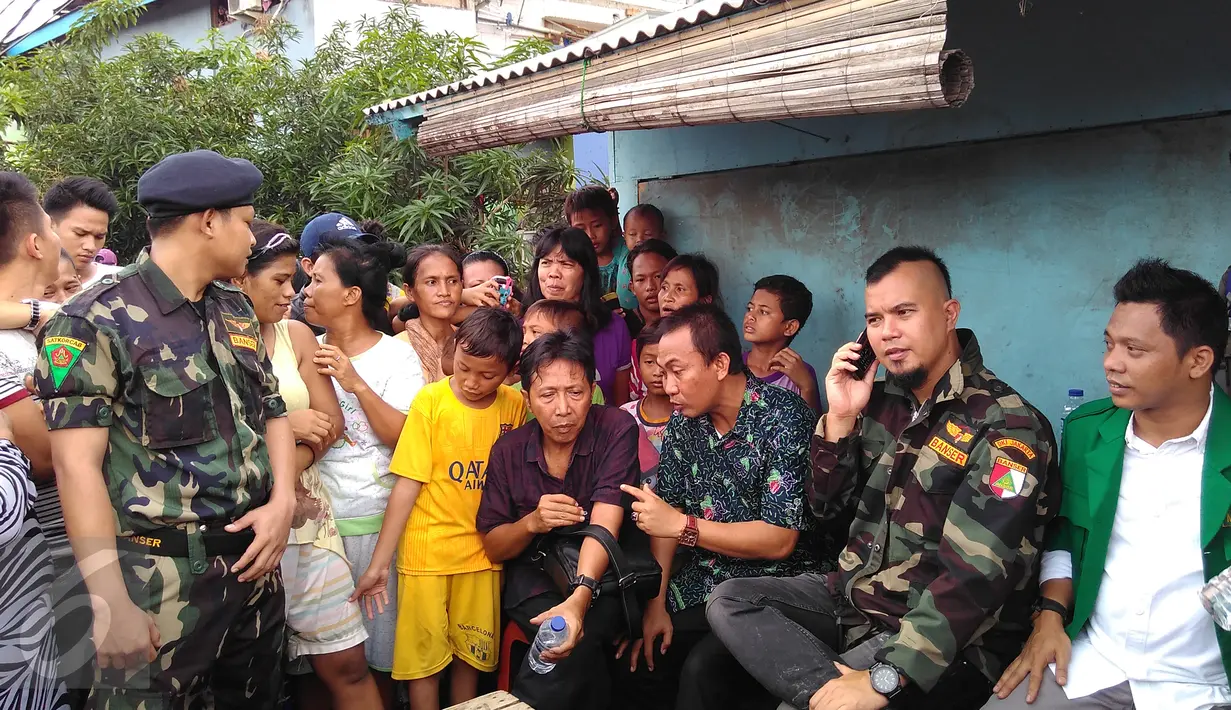 Musisi Ahmad Dhani mendatangi lokalisasi Kalijodo, Penjaringan, Jakarta, Senin (15/2). Bakal calon gubernur DKI Jakarta itu mengenakan seragam loreng Banser saat blusukan ke kawasan esek-esek yang terancam digusur Pemprov DKI tersebut (Foto : Muslim AR)