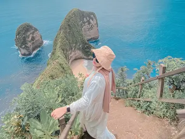 Lewat laman Instagram pribadinya, Santyka terlihat rutin mengunggah momen liburan outdoor. Seperti unggahan terbarunya ini, Santyka sudah terlihat cocok jadi selebgram fashion dengan OOTD yang kekinian. (Liputan6.com/IG/@santykafauziah)