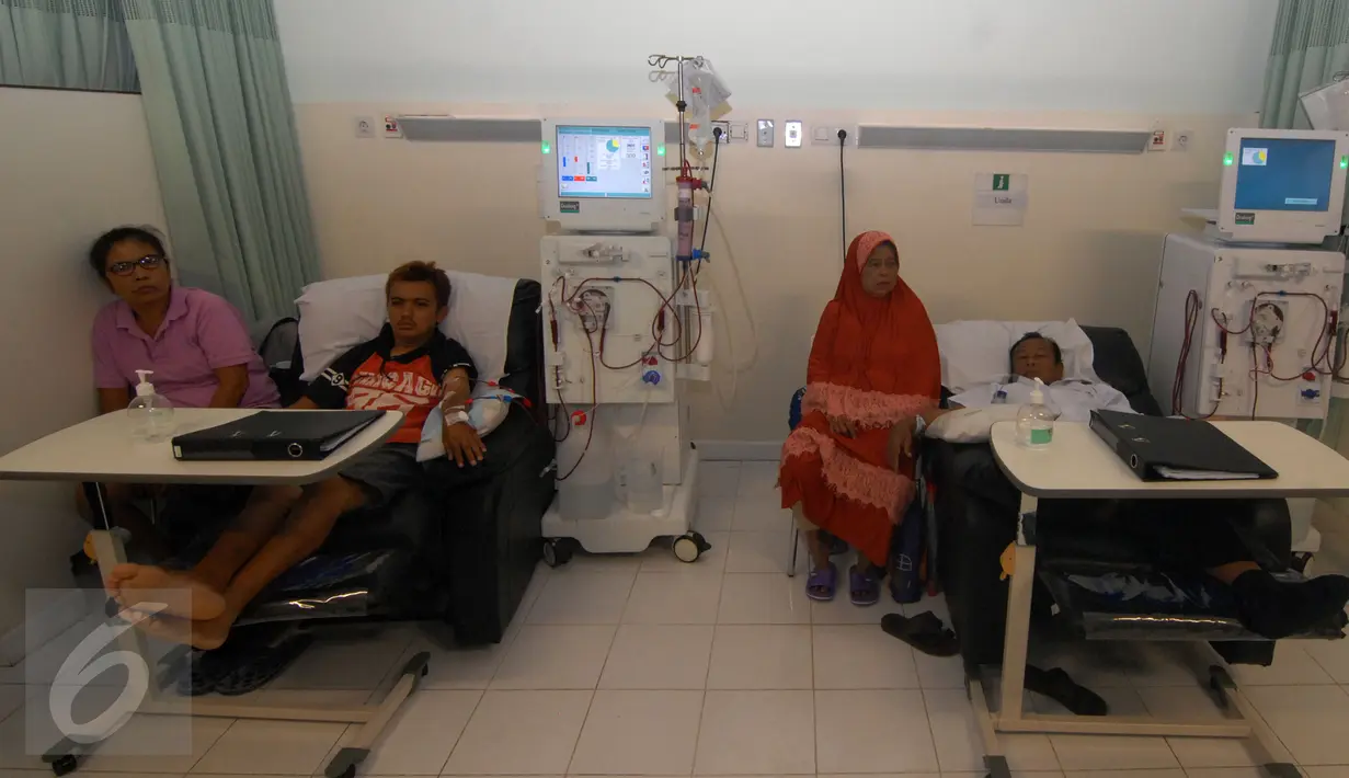 Pasien melakukan cuci darah di Paviliun B Rumah Sakit Siloam, Tangerang, Banten, Selasa (1/12). Paviliun B ini khusus melayani program kesehatan daerah, Multiguna serta BPJS dan memiliki kapasitas 600 tempat tidur. (Liputan6.com/Faisal R Syam)