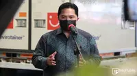 Menteri BUMN sekaligus Ketua Pelaksana KPC-PEN Erick Thohir menyambut kedatangan bahan baku vaksin Sinovac di Bandara Soekarno-Hatta, Tangerang, Banten, Senin (31/5/2021). (Dok Kementerian Komunikasi dan Informatika)