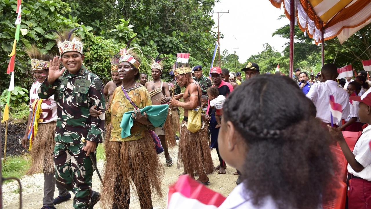 FOTO: TNI AL Resmikan Jembatan di Distrik Bonggo Papua