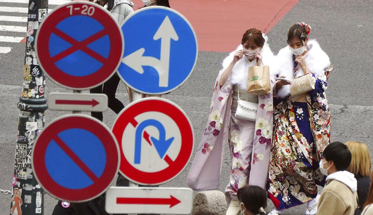 Para wanita berusia 20 tahun mengenakan kimono untuk merayakan upacara Coming of Age Day di Distrik Shibuya, Tokyo, Jepang, Senin (10/1/2022). Coming of Age Day diadakan setiap tahun pada Senin kedua bulan Januari untuk merayakan remaja Jepang menjadi dewasa. (AP Photo/Eugene Hoshiko)