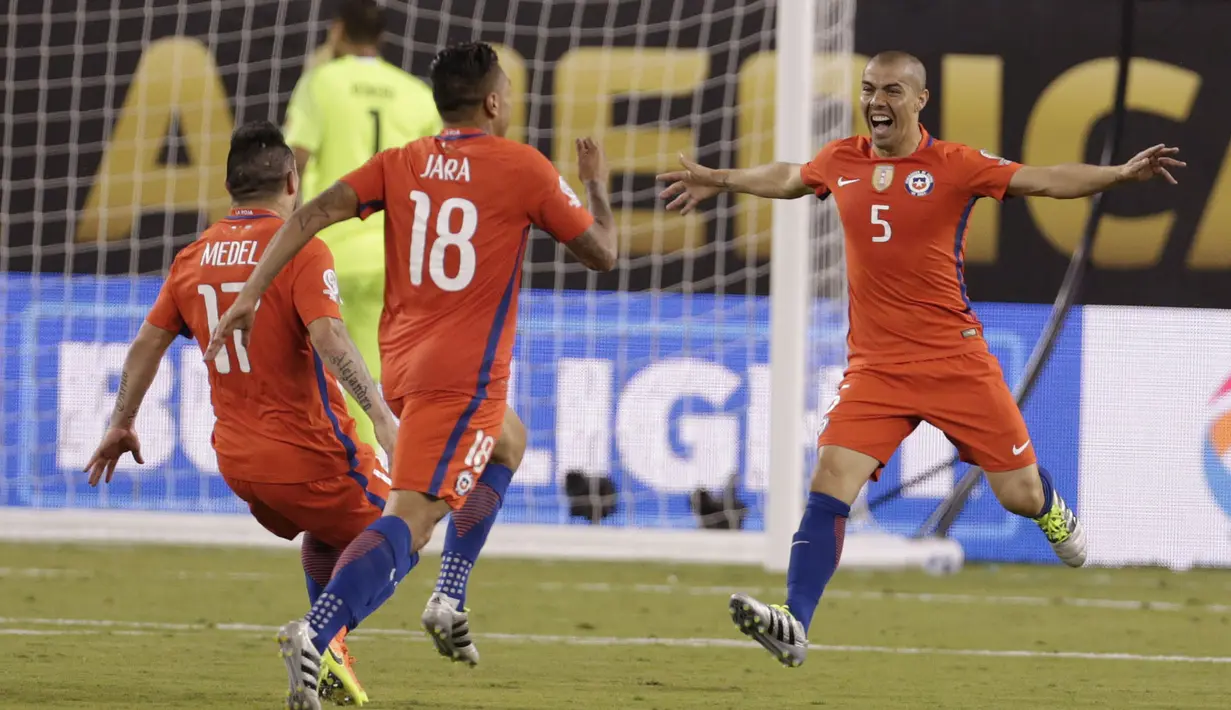 Selebrasi para pemain Cile usai mengalahkan Argentina pada Final Copa America Centenario 2016 di Stadion MetLife, AS, Senin (27/6/2016). (Mandatory Credit: Adam Hunger-USA TODAY Sports)