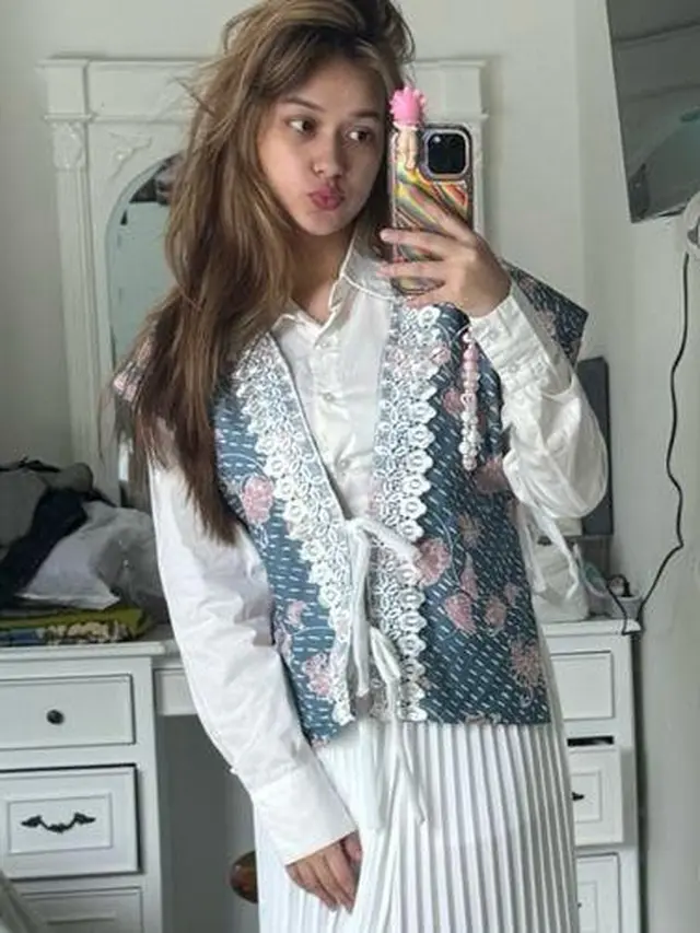 6 Gaya Anggun Rebecca Klopper Kenakan Vest Batik Rp80 Ribuan, Bisa jadi Inspirasi Outfit Bukber Ramadan