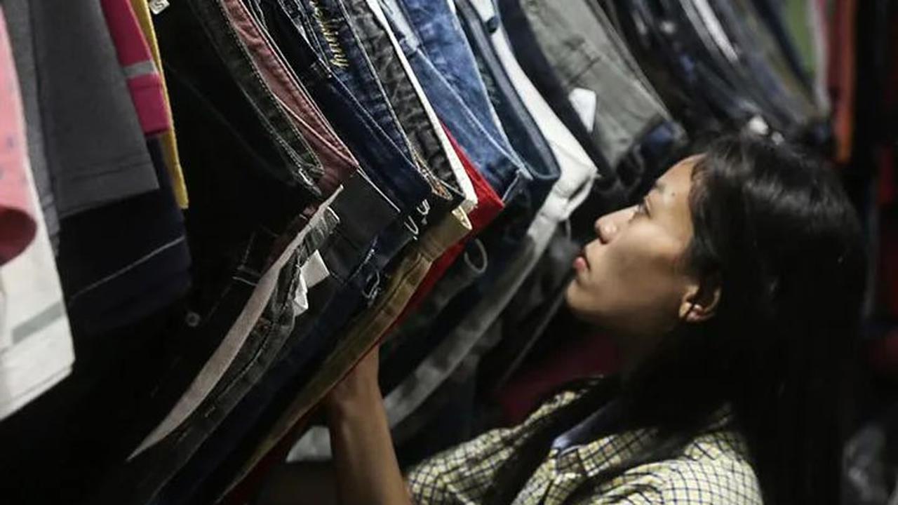 Baju Bekas Impor: Dilarang Pemerintah, Diburu Warga