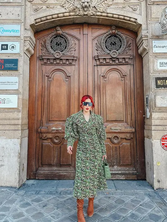 Gaun berkerah lengan panjang ini memiliki motif floral yang kecil-kecil. Tasya Farasya memadukan penampilannya ini dengan midi boots kulit cokelat dan handbag yang juga berwarna hijau. [Foto: Instagram/tasyafarasya]