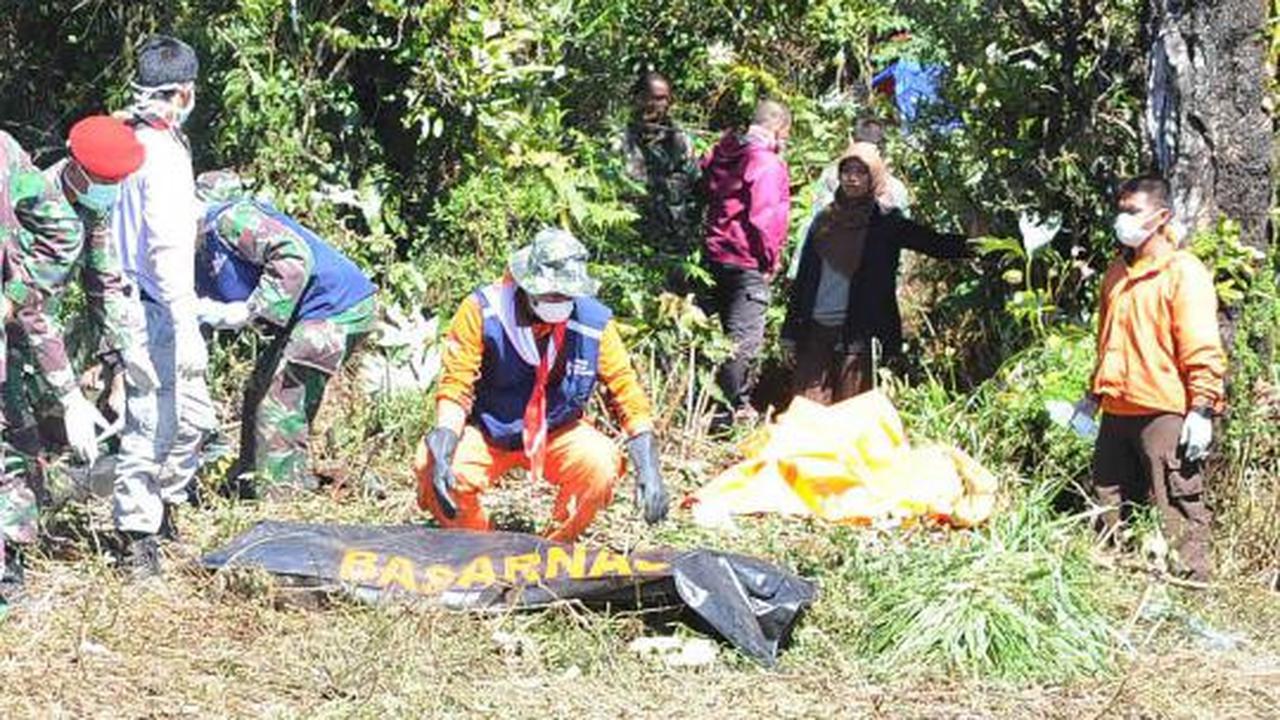 Saat evakuasi jenazah korban pesawat Sukhoi dibawa menggunakan helikop 