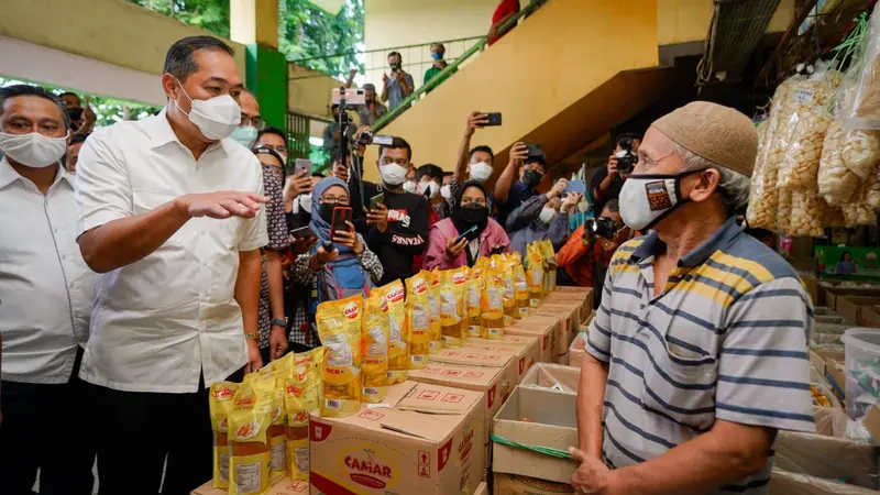 Menteri Perdagangan Muhammad Lutfi mengunjungi Pasar Kramat Jati, Jakarta Timur, Kamis (3/2/2022). Kunjungan ini untuk memastikan implementasi kebijakan harga eceran tertinggi (HET) minyak goreng. (Dok Kemendag)