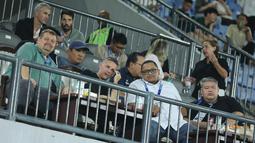Pelatih asal Inggris itu terlihat duduk di area VVIP bersama kedua petinggi kedua klub yakni Presiden Borneo FC, Nabil Husien, dan Presiden Dewa United, Ardian Satya Negara. (Bola.com/M Iqbal Ichsan)