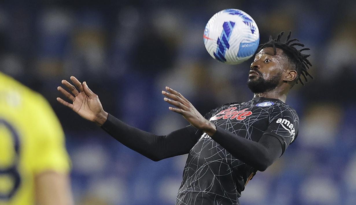 Gelandang Napoli, Andra Zambo Anguissa mengontrol bola saat bertanding melawan Bologna pada pertandingan Liga Serie A Italia di stadion Diego Armando Maradona di Naples, Italia, Jumat (29/10/2021). Napoli menang telak atas Bologna 3-0. (Alessandro Garofalo/LaPresse via AP)