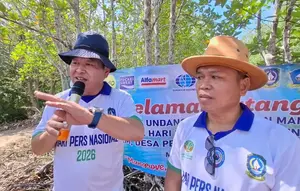 Pecinta mangrove asal Jepang Naoto Akune (kiri) dan Ketua Komunitas Jurnalis Kepri Ady Indra Pawennari di Bintan, Selasa, 10 Februari 2026. (Dok.Antara)