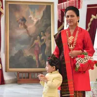Penampilan Iriana Jokowi saat upacara peringatan HUT RI ke 74 di Istana Negara mengenakan baju adat Minang. Sumber foto: Instagram Ulin Yusron.