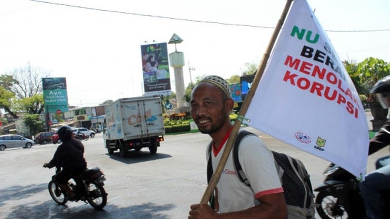 Suarakan antikorupsi, simpatisan NU ini jalan kaki Malang-Jombang