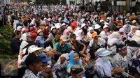 Ribuan guru honorer dari berbagai wilayah duduk di ruas jalan Asia Afrika Jakarta, Selasa (15/9/2015). Sebagian ruas jalan Asia Afrika ditutup sementara saat para guru honorer melakukan aksi (Liputan6.com/Helmi Fithriansyah)