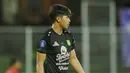 Andhika Ramadhani berhasil menorehkan enam clean sheets untuk Persebaya Surabaya. Catatan tersebut membuat mantan penjaga warkop ini akhirnya merasakan dipanggil Timnas untuk pertama kali. (Bola.com/M Iqbal Ichsan)