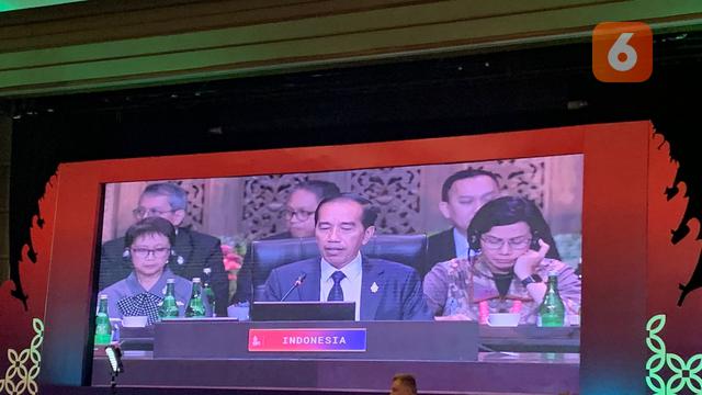 Presiden Jokowi membuka KTT G20 yang dihadiri para pemimpin dunia, dan berlokasi di The Apurva Kempinski, Nusa Dua, Bali pada Selasa (15/11/2022). (Liputan6.com/Benedikta Miranti)