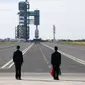 Para pejabat berdiri di landasan jelang peluncuran roket Long March-2F Y12 yang membawa pesawat ruang angkasa Shenzhou-12 di Pusat Peluncuran Satelit Jiuquan, China, Kamis (17/6/2021). Di stasiun ruang angkasa nanti, mereka akan melakukan tugas selama tiga bulan ke depan. (AP Photo/Ng Han Guan)