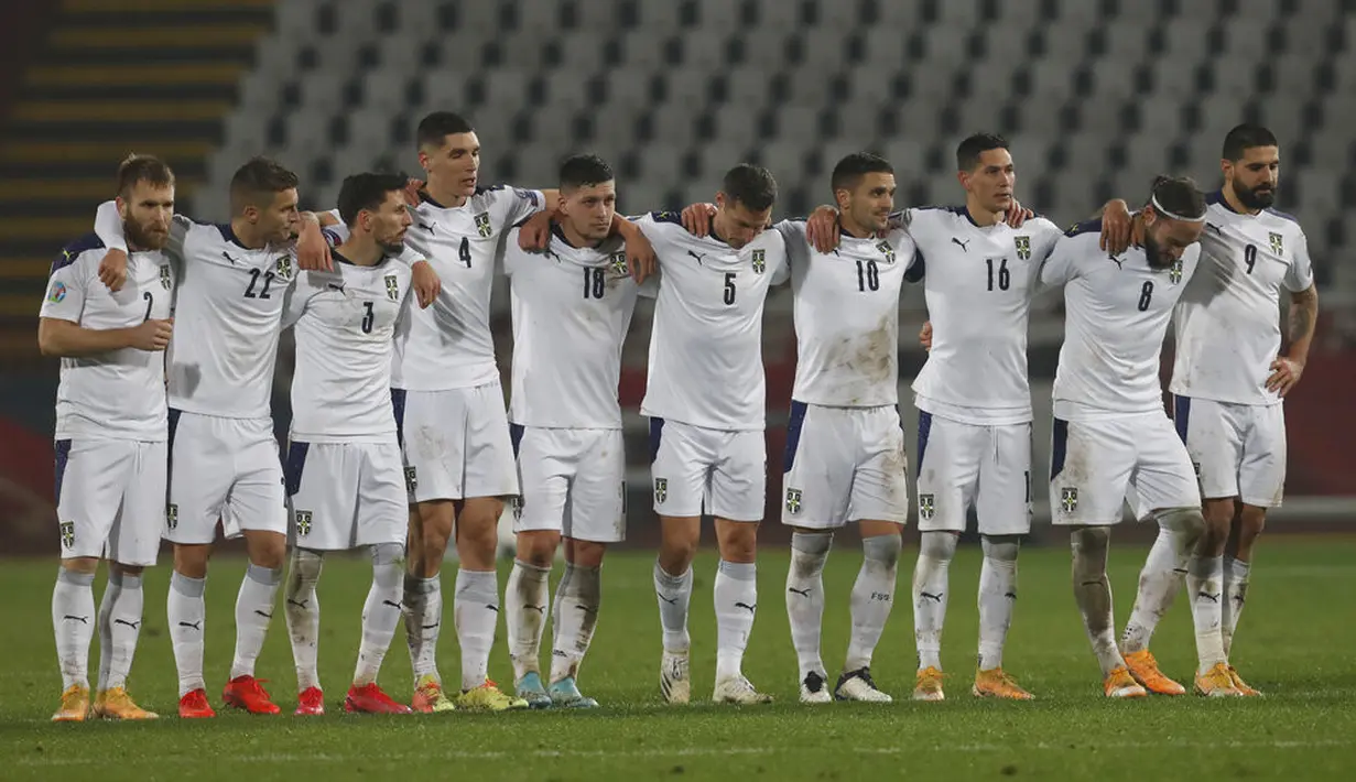 Para pemain Serbia menunggu adu penalti melawan Skotlandia pada pertandingan playoff Euro 2020 di Stadion Rajko Mitic, Beograd, Serbia, Kamis (12/11/2020). (AP Photo/Darko Vojinovic)