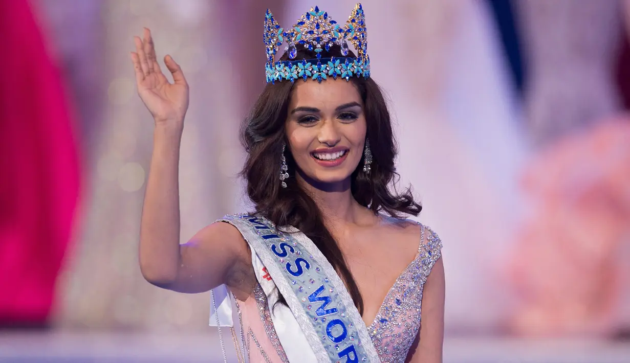Miss India, Manushi Chhillar melambaikan tangan usai disematkan mahkota Miss World 2017 dalam ajang kontes Miss World ke-67 di Sanya, Tiongkok, Sabtu (18/11). Manushi (20) berhasil mengalahkan 108 kontestan lain dari berbagai negara. (NICOLAS ASFOURI/AFP)