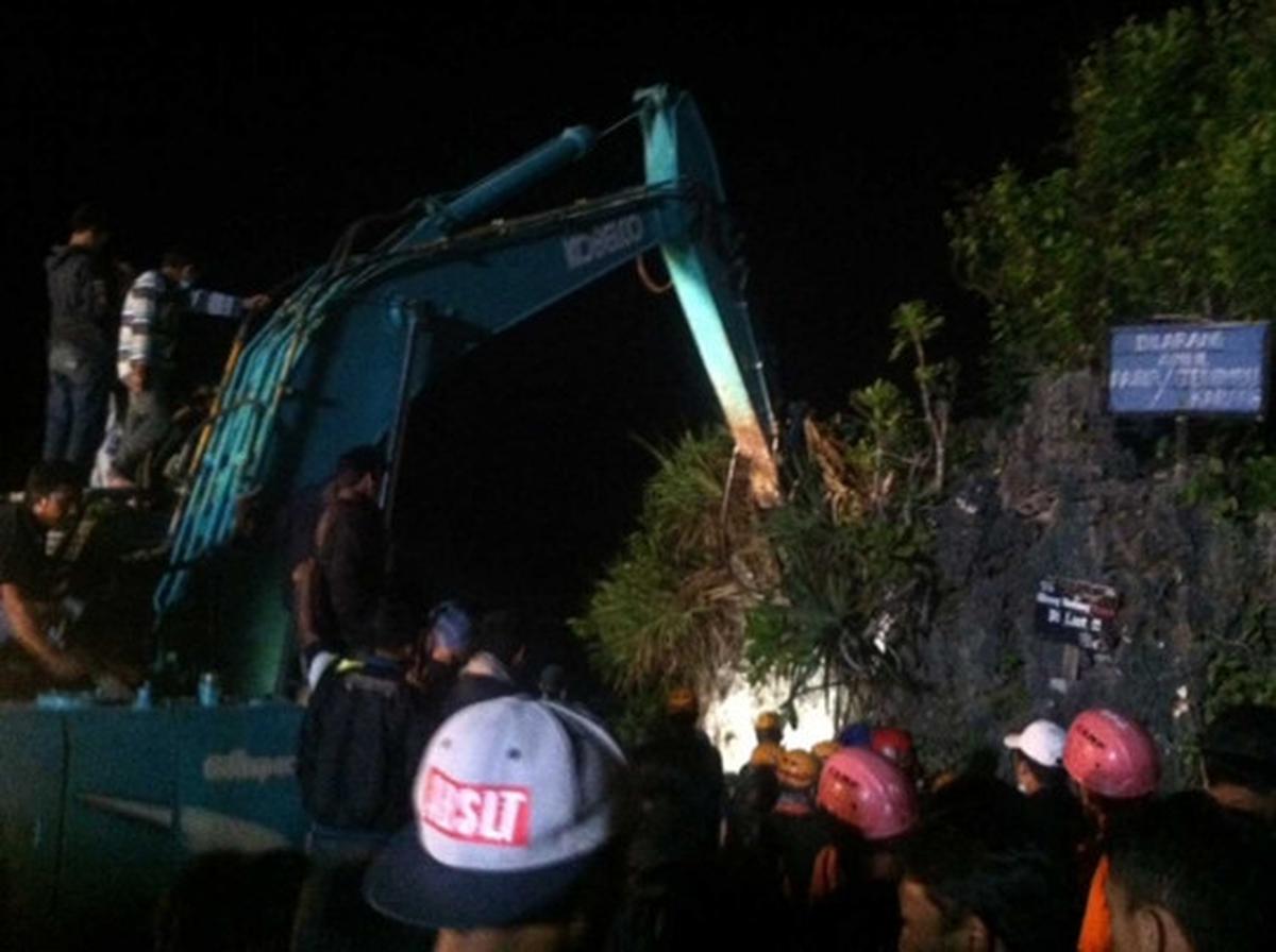 Kerja keras Tim SAR evakuasi korban longsor di Pantai Sadranan