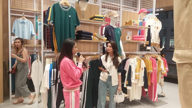 Debi Sagita kala menghadiri pembukaan kembali gerai Hush Puppie di Summarecon Mall Kelapa Gading Jakarta, Juni 2024. (Foto: Dok. Istimewa)