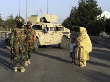 Pasukan Taliban berjaga di pos pemeriksaan dekat gerbang Bandara Internasional Hamid Karzai, Kabul, Afghanistan, Sabtu (28/8/2021). Taliban menutup akses menuju Bandara Kabul bagi sebagian besar calon pengungsi untuk mencegah kerumunan setelah serangan bom bunuh diri. (AP Photo/Wali Sabawoon)