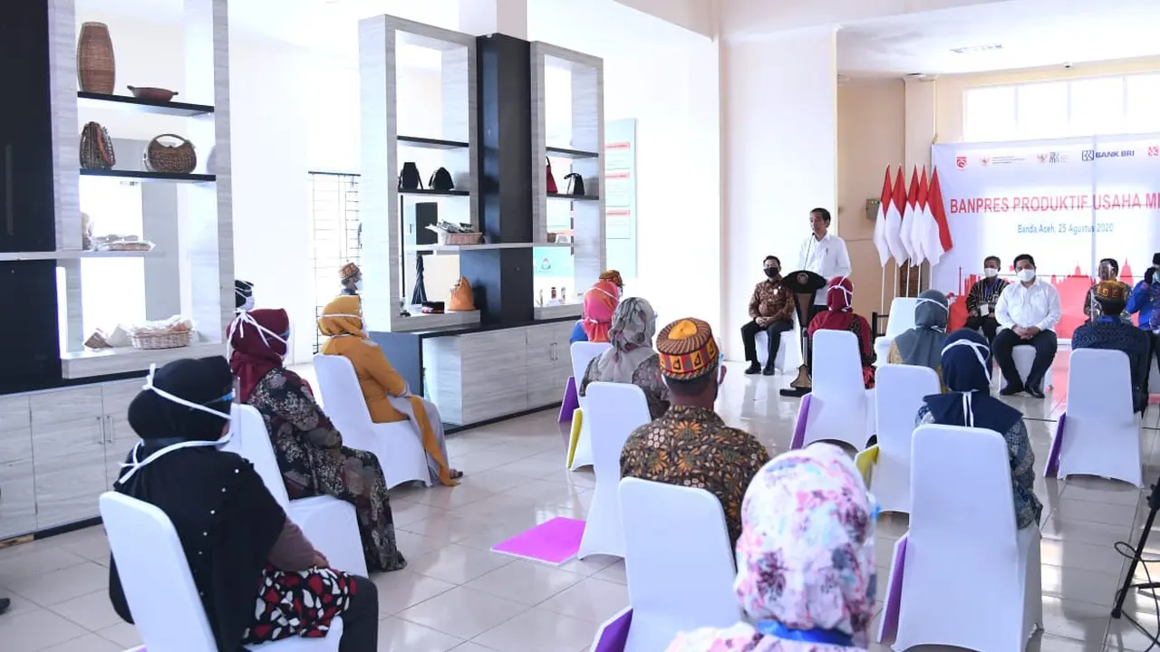 Presiden Joko Widodo memberikan Banpres Produktif Usaha Mikro kepada para pelaku usaha mikro dan kecil di Provinsi Aceh.